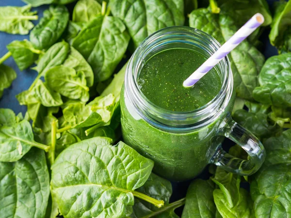 Grüner Spinat Spirulina Smoothie im Einmachglas — Stockfoto