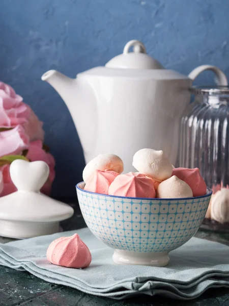 Merengues rosados y blancos en cuenco y flores — Foto de Stock