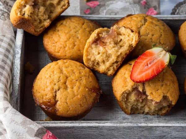 Muffins au beurre d'arachide avec confiture de fraises — Photo