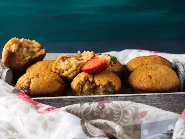 Muffins au beurre d'arachide avec confiture de fraises — Photo