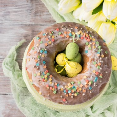 Krema, şeker ve yumurta Paskalya kek