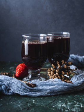 Bardaklarda mulled şarap