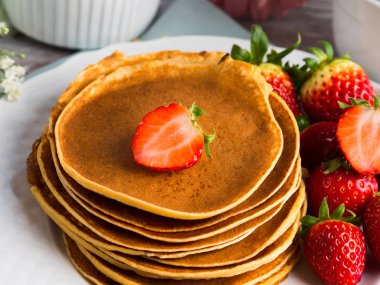 Çilek ile yulaf ezmesi krep yığını