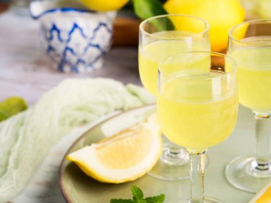 Ev yapımı limoncello stemmed gözlük