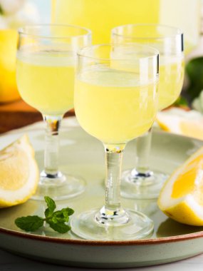 Ev yapımı limoncello stemmed gözlük