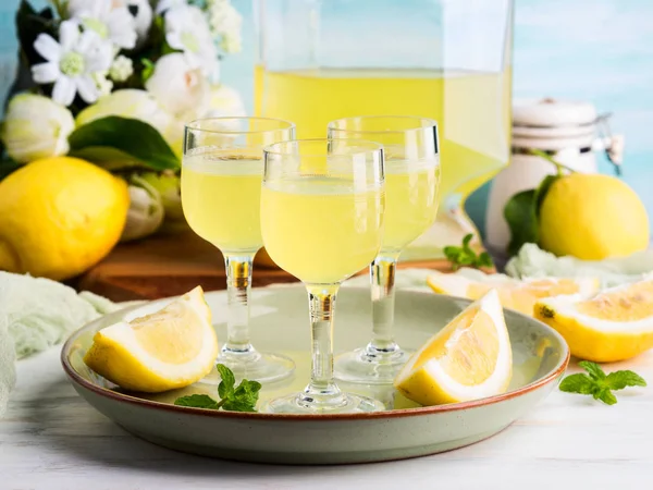 Ev yapımı limoncello stemmed gözlük