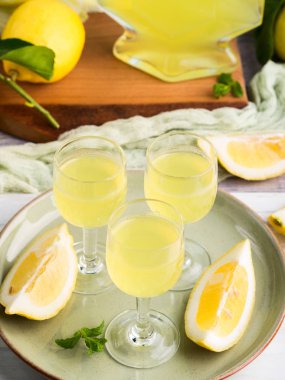 Ev yapımı limoncello stemmed gözlük