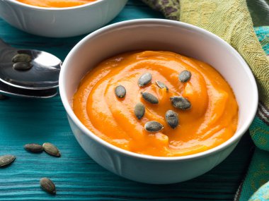 Beyaz kase kremalı balkabağı çorbası