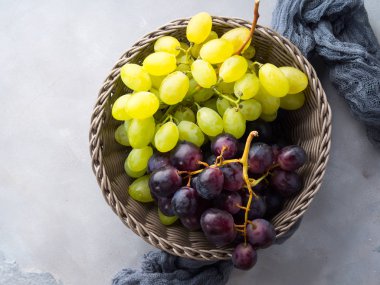Sepet içinde beyaz ve kara üzüm