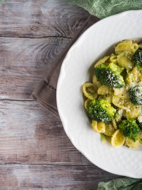 Beyaz tabak brokoli ile Orecchiette makarna