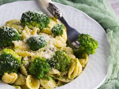 Beyaz tabak brokoli ile Orecchiette makarna