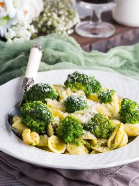 Beyaz tabak brokoli ile Orecchiette makarna