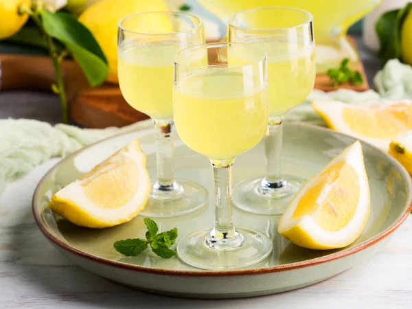 Limoncello fatto in casa in bicchieri a stelo — Foto Stock