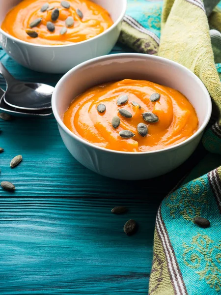 Soupe crémeuse à la citrouille dans des bols blancs — Photo