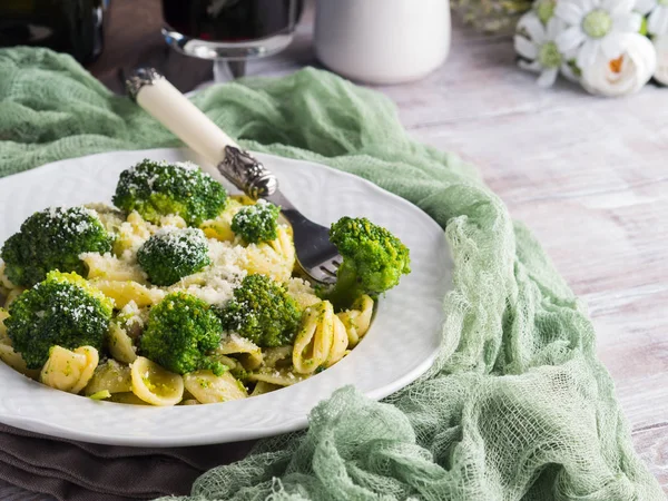 Orecchiette-pasta med broccoli i vit skål — Stockfoto