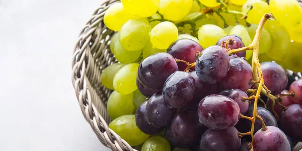 Sepet içinde beyaz ve kara üzüm