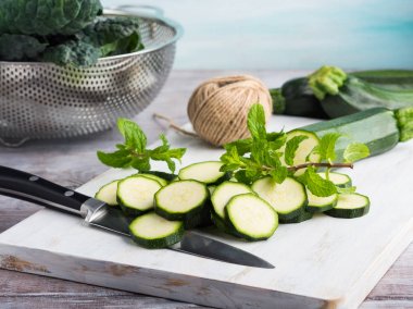 Ahşap tahta üzerinde kesme kabak