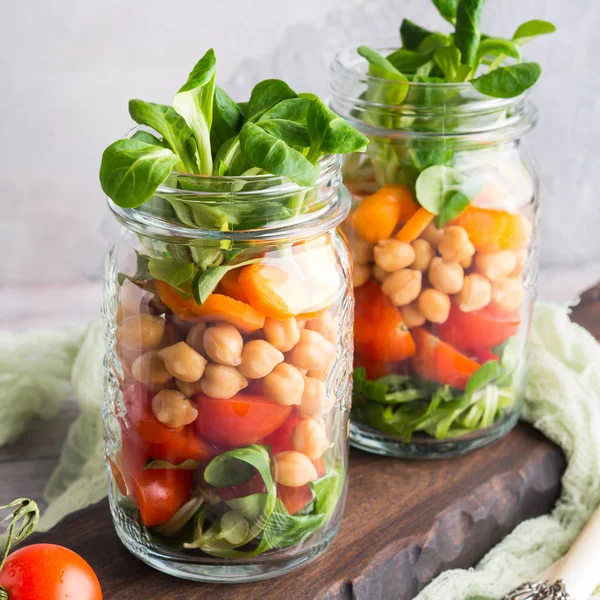 Fräsch sallad lunch serveras i mason burkar — Stockfoto