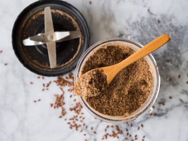 Blender cam içinde karışık keten tohumu