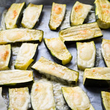 Otlar ve peynir ile pişmiş kabak