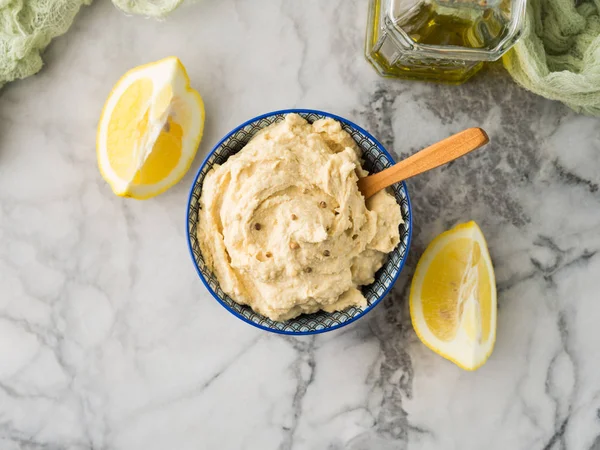 Puré de garbanzos Hummus inmersión en un tazón — Foto de Stock