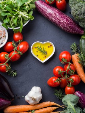 Tuz, çiğ sebze karışımı baharat karanlık