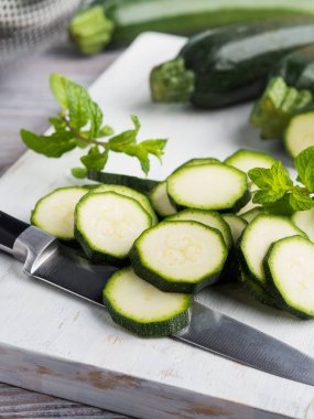 Ahşap tahta üzerinde kesme kabak