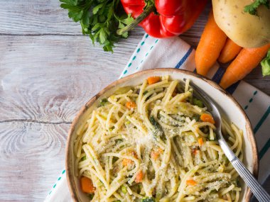 Sebze sos pişmiş spagetti