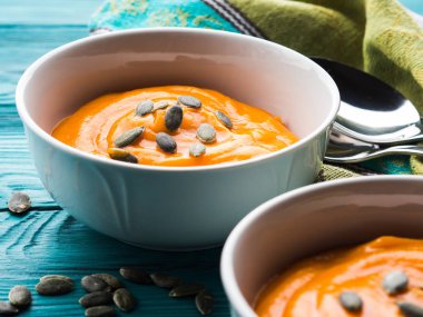 Beyaz kase kremalı balkabağı çorbası