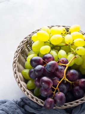 Sepet içinde beyaz ve kara üzüm