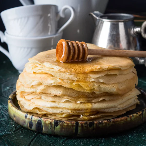 Empilement de crêpes au miel versé — Photo