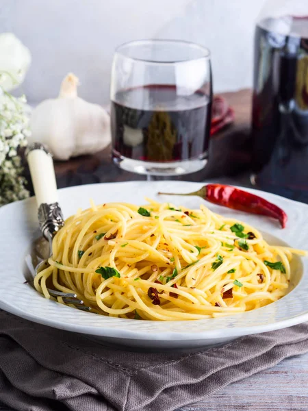 Spaghetti pasta with red pepper, garlic, olive oil — Stock Photo, Image