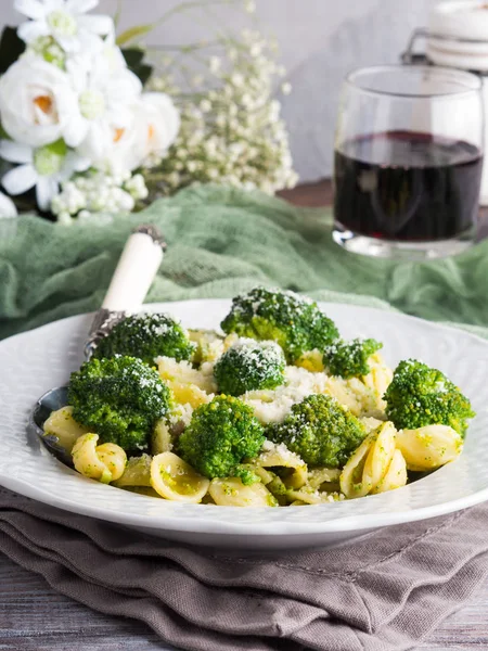 Beyaz tabak brokoli ile Orecchiette makarna