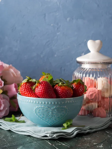 Fresas en tazón con corazón y merengues — Foto de Stock