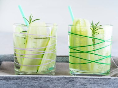 Salatalık ve biberiye ile infüzyon su