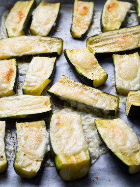 Otlar ve peynir ile pişmiş kabak