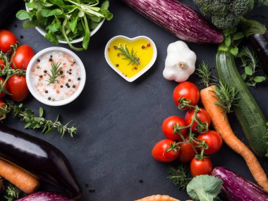 Tuz, çiğ sebze karışımı baharat karanlık