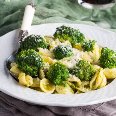 Beyaz tabak brokoli ile Orecchiette makarna