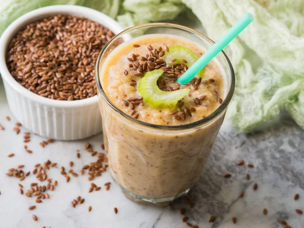 Batido con hinojo, manzana, zanahoria — Foto de Stock