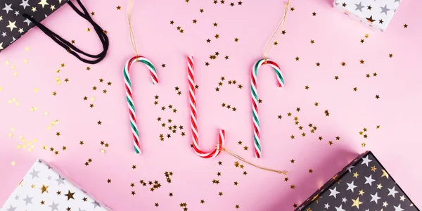 Різдвяна плоска рама на рожевому з цукерками — стокове фото