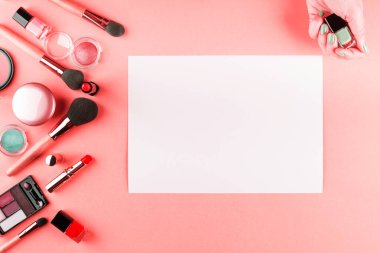 Pembe, boş karttaki güzel eşyalar, parlatmalı el.