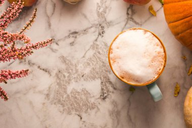 Bir kupa kahve ve balkabağıyla sonbahar sakin bir hayat