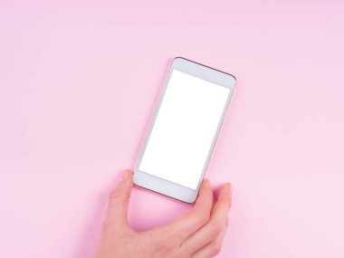 Pembe akıllı telefon ekranı ile el