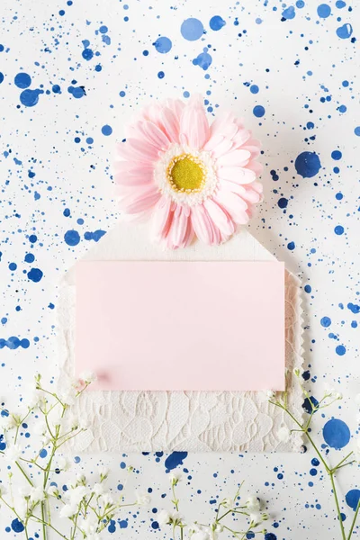 Tarjeta rosa en blanco y flores. Burla. — Foto de Stock