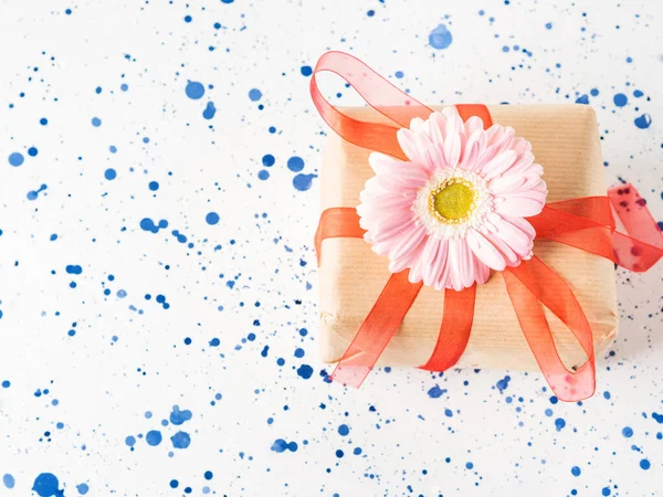 Caja de regalo con flores. Colores pastel. Día de las mujeres — Foto de Stock