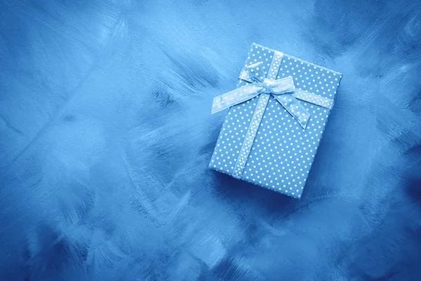 Gift box płaski leżał na niebieskim klasycznym tle — Zdjęcie stockowe