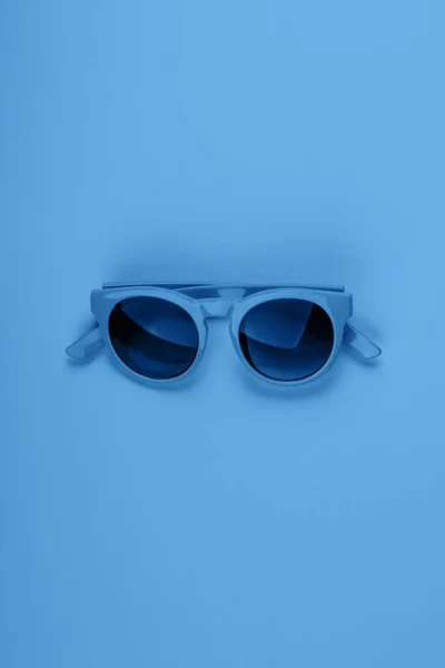 Klasické modré sluneční brýle. Černobílý módní byt — Stock fotografie