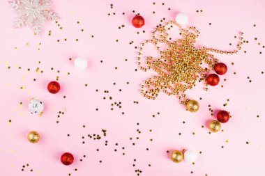 Noel için evi dekore ediyorum. Pembe üzerine kavram