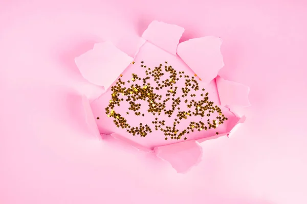Slavnostní růžové pozadí s papírovou dírou a konfety — Stock fotografie