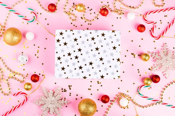 Різдвяний орнамент і нинішня рожева плоска рамка — стокове фото